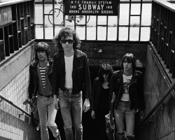 3. R-392_Ramones1975_Gruen.jpg